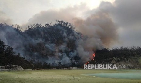 Suasana kebakaran di kawasan Wisata Kawah Putih, Ciwidey, Kabupaten Bandung, Senin (7/10). Kebakaran terjadi hari ini masih berlangsung hingga malam hari. 