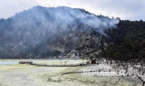 Suasana kebakaran hutan dan lahan (karhutla) di kawasan Kawah Putih, Kecamatan Pasirjambu, Kabupaten Bandung, Selasa (8/10). 