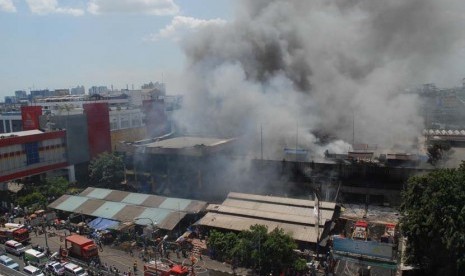 Suasana kebakaran Pasar Senen, Jakarta Pusat, Jumat (25/4). 