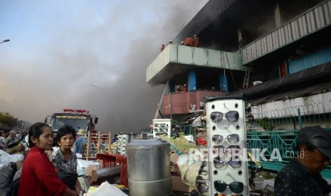 Since 4:15 am, officers struggled to extinguish the fire at Pasar Senen, Central Jakarta.