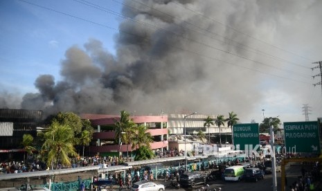 Suasana kebakaran Pasar Senen,Kamis (19/1).Kebakaran yang terjadi sejak subuh dan belum diketahui penyebanya. 