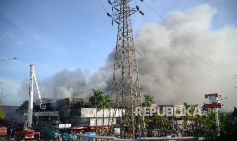 Suasana kebakaran Pasar Senen,Kamis (19/1).Kebakaran yang terjadi sejak subuh dan belum diketahui penyebanya. 