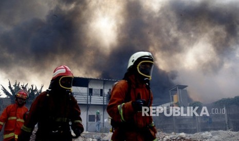 Suasana kebakaran yang membakar gudang pengepul plastik di Kelapa Dua Wetan, Cipayung, Jakarta Timur, Ahad (11/8/2019).