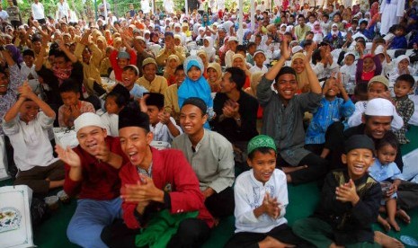  Suasana keceriaan anak yatim saat mengikuti acara 