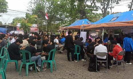 Suasana keceriaan dan kreativitas memenuhi halaman kampus Universitas BSI Pontianak pada acara Entrepreneur Fair 2024 yang digelar pada Senin, 10 Juni 2024.