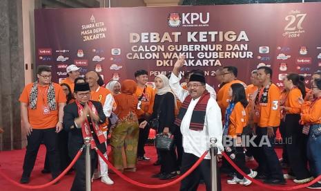 Suasana kedatangan pasangan Pramono Anung-Rano Karno di lokasi debat cagub-cawagub ketiga Jakarta di Hotel Sultan, Jakarta Pusat, Ahad (17/10/2024). 