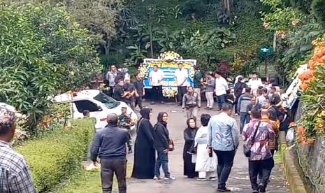 Suasana kediaman almarhum Letjen TNI (pur) Solihin GP dipenuhi pelayat yang ingin melayat almarhum, Selasa (5/3/2024). Area rumah almarhum dipenuhi karangan bunga. Sejumlah pejabat hadir seperti PJ Gubernur Jawa Barat dan Atalia Praratya