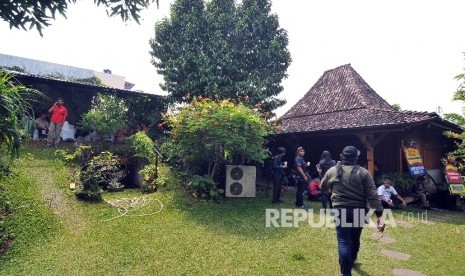 Suasana kediaman Gubernur DKI Jakarta Terpilih Anies Baswedan di Jalan Lebak Bulus Dalam II, Cilandak, Jakarta Selatan, Senin (16/10). 