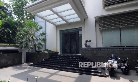 Suasana kediaman Ketua DPR RI Setya Novanto di Jalan Wijaya, Kebayoran Baru, Jakarta Selatan, Kamis (16/11). Sampai saat ini keberadaan Setya Novanto masih belum diketahui setelah sebelumya dijemput oleh tamu yang belum diketahui identitasnya pada Rabu (15/11).