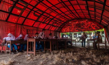 Suasana kegiatan belajar mengajar di dalam tenda sementara pascagempa di MTs Mathlahul Anwar Sumur, Pandeglang, Banten.