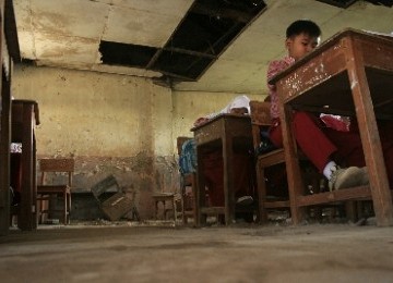 Suasana Kegiatan Belajar Mengajar (KBM) di ruang kelas yang rusak di SDN 2 Larangan, Desa Larangan, Kec. Lohbener, Kab. Indramayu, Jabar.