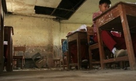 Suasana Kegiatan Belajar Mengajar (KBM) di ruang kelas yang rusak di SDN 2 Larangan, Desa Larangan, Kec. Lohbener, Kab. Indramayu, Jabar.