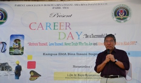 Dr Ir Bayu Krisnamurthi MS (Wakil Menteri Perdagangan Kabinet Indonesia Bersatu II) tengah memotivasi siswa di acara Career Day di SMA Bina Insani Bogor