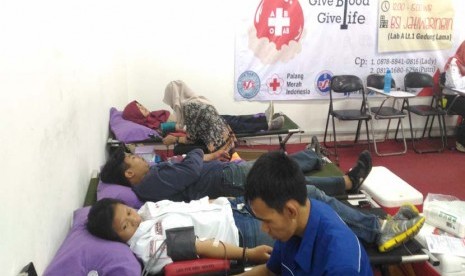 Suasana kegiatan donor darah yang digelar UKM KSR Bina Sarana Informatika di Kampus BSI Jatiwaringin, Jakarta, Kamis (7/4). 