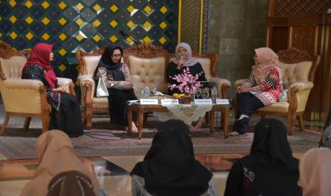 Suasana kegiatan Grand Opening Women Institute Indonesia di Masjid Kampus UGM..