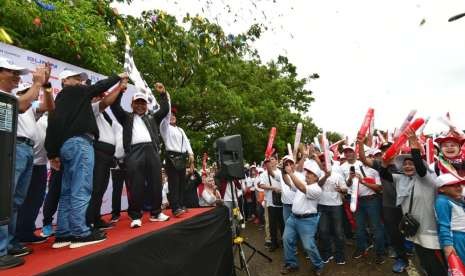 Suasana kegiatan jalan sehat yang diadakan dalam rangka BUMN Hadir Untuk Negeri (BHUN) di Kota Banda Aceh, Ahad (19/8). 