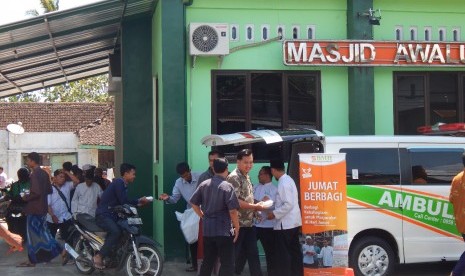 Suasana kegiatan Jumat Berbagi yang digelar oleh Laznas BMH :Perwakilan Yogyakarta.