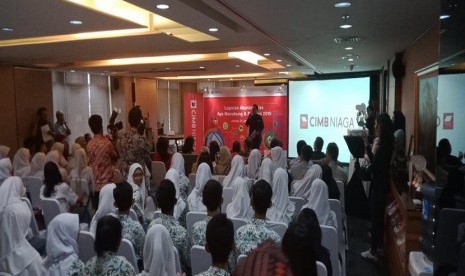 Suasana kegiatan Laporan Akuntabilitas Ayo Menabung dan Berbagi (AMDB) 2019, di Graha Niaga, Sudirman, Jakarta, Kamis (23/1). Dalam acara ini, CIMB Niaga menyerahkan donasi penunjang pendidikan terkait kewirausahaan dan pengembangan anak didik di tiga SMA/SMK dan tiga yayasan disabilitas. 