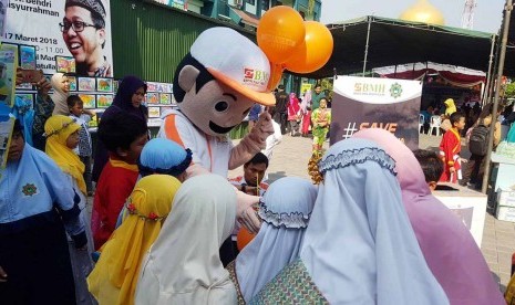 Suasana kegiatan sedekah darah yang diadakan oleh BMH dan SD Lukman Al-Hakim, Surabaya.