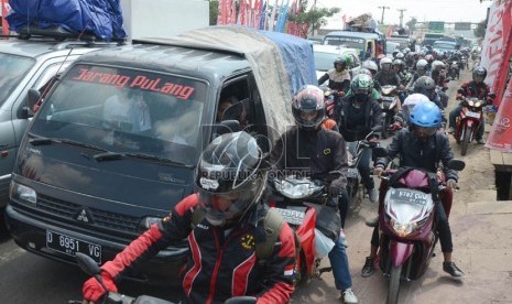  Suasana kemacetan lalu lintas di jalur Nagreg, Kabupaten Bandung, Ahad (4/8). (Republika/Edi Yusuf)