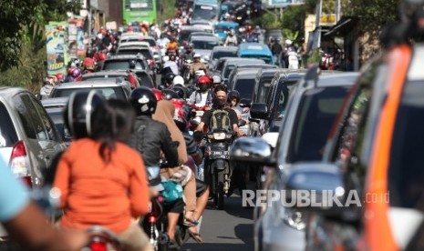 Suasana kendaraan menuju puncak yang terjebak kemacetan di Bogor, Jawa Barat, Jumat (6/5). (Republika/Rakhmawaty La'lang)