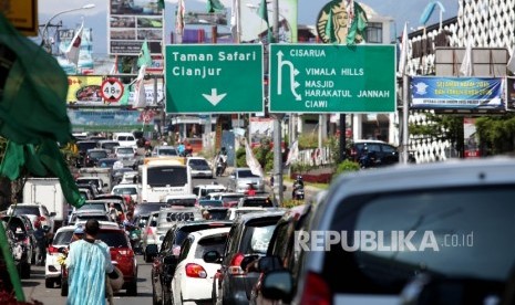 Suasana kendaraan menuju puncak yang terjebak kemacetan di Simpang Gadog, Bogor, Jawa Barat, Jumat (6/5)