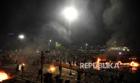 Suasana kendaraan polisi yang dibakar oleh massa saat melakukan aksi di depan istana negara, Jakarta, Jumat (4/11) malam. 