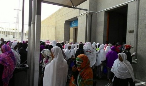 Suasana kepadatan di pintu masuk ruang shalat perempuan di Masjid Quba, Sabtu (19/8) 