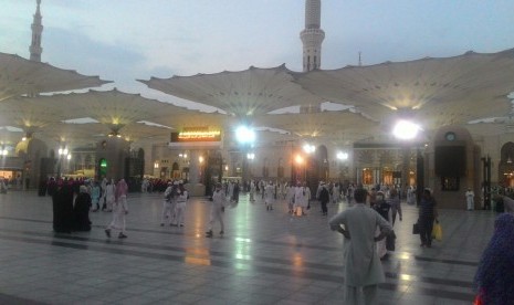 Suasana kepadatan jamaah usai menunaikan shalat shubuh berjamaah di Masjid Nabawi, Umat Islam sangat dianjurkan shalat sunah sebelum Shubuhm karena balasannya dari Allah luar biasa.