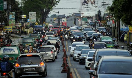 Suasana kepadatan kendaraan dari arah Garut, Tasikmalaya dan Sumedang menuju Kota Bandung (ilustrasi)