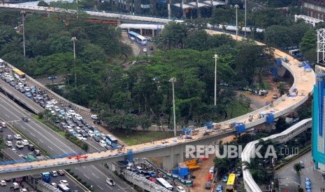  Suasana kepadatan kendaraan di sekitar proyek pembangunan Jalan Layang Simpang Susun Semanggi, Jakarta, Senin (21/3).