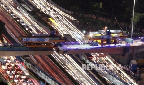 Suasana kepadatan kendaraan di sekitar proyek pembangunan Jalan Layang Simpang Susun Semanggi, Jakarta, Jumat (10/3) malam. Proyek yang merupakan salah satu upaya untuk mengurai kemacetan Ibukota dan menelan biaya sebesar Rp360 miliar ini telah rampung 63 