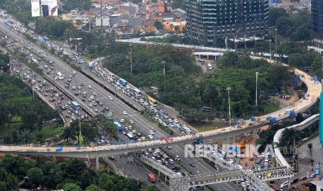 Suasana kepadatan kendaraan di sekitar proyek pembangunan Jalan Layang Simpang Susun Semanggi, Jakarta, Senin (21/3).