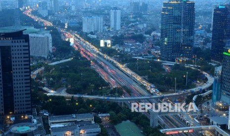 Suasana kepadatan kendaraan di sekitar proyek pembangunan Jalan Layang Simpang Susun Semanggi, Jakarta, Senin (21/3).