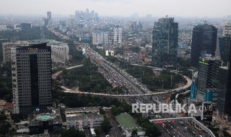 Suasana kepadatan kendaraan di sekitar proyek pembangunan Jalan Layang Simpang Susun Semanggi, Jakarta, Senin (21/3).