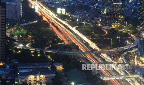 Suasana kepadatan kendaraan di sekitar proyek pembangunan Jalan Layang Simpang Susun Semanggi, Jakarta, Senin (21/3). 