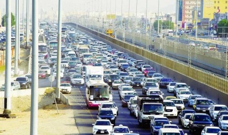 Suasana kepadatan lalu lintas di jalan raya Haramain, Jeddah. 