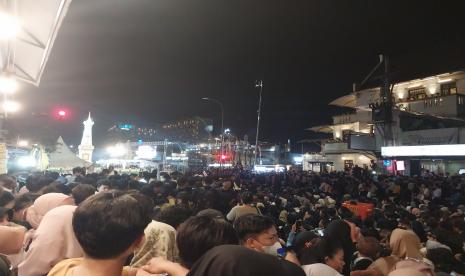  Suasana kepadatan puncak perayaan HUT Kota Yogyakarta ke-267 di sekitaran Tugu Yogyakarta, Sabtu (7/10/2023) malam. 