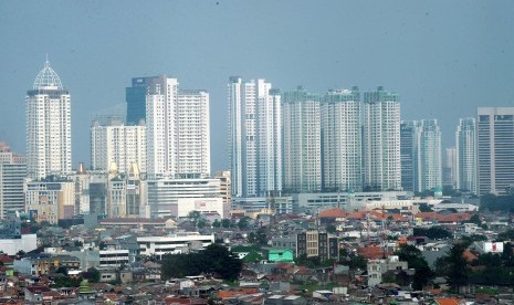 Suasana kepadatan pusat kota terlihat dari ketinggian gedung daerah Slipi, Jakarta Barat, Senin (18/5).