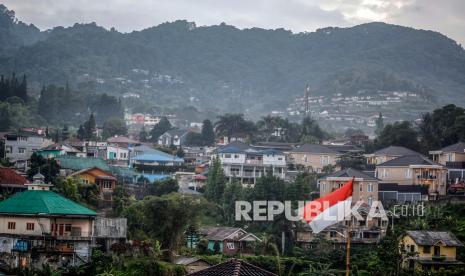 Suasana kepadatan villa dan hotel kawasan Puncak, Cisarua, Kabupaten Bogor, Jawa Barat, Sabtu (21/11/2020). Padatnya kawasan Puncak oleh Villa dan hotel mengurangi fungsi utama kawasan ini sebagai daerah resapan air. 