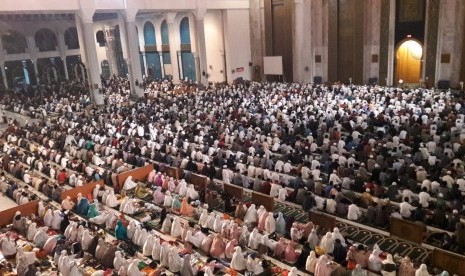 Suasana keramaian jamaah di Masjid Agung Surabaya.