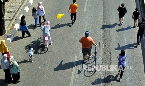  Suasana keramaian saat Hari Bebas Kendaraan Bermotor Mampang-Pejaten (BHKB), Jakarta, Ahad (27/8). 