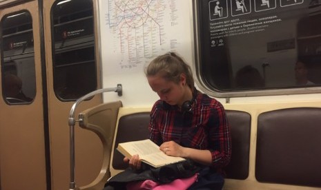 Suasana Kereta Bawah Tanah (Metro) di Moscow, Rusia.