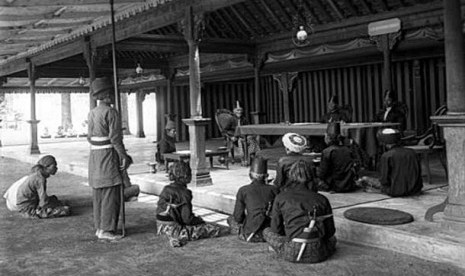 Suasana kerja abdi dalem di Kraton Yogyakarta tahun 1880. 