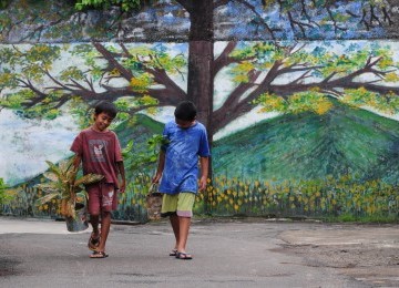 Suasana kesibukan masyarakat terlihat di Kampung Hijau, RW 6, Cawang, Jakarta Timur, Jumat (6/1). (Republika/Aditya Pradana Putra)