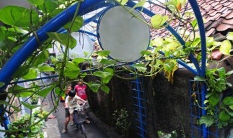 Suasana kesibukan masyarakat terlihat di Kampung Hijau, RW 6, Cawang, Jakarta Timur, Jumat (6/1). (Republika/Aditya Pradana Putra)