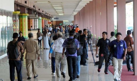   Suasana kesibukan penumpang dan pengantar di Bandara Halim Perdanakusuma, Jakarta, Jumat (10/1).    (Republika/Aditya Pradana Putra)