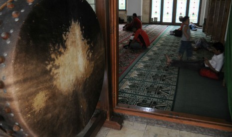  Suasana kesibukan umat Islam pada bulan suci Ramadhan di Masjid As Salafiyah atau biasa disebut juga dengan Masjid Pangeran Jayakarta, Jalan Jatinegara Kaum, Jakarta Timur, Senin (30/7). (Aditya Pradana Putra/Republika)