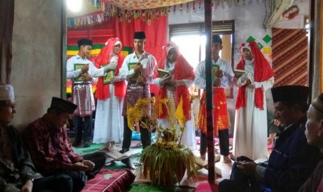 Suasana khataman Al Quran siswa MTs Darul Muta'allimin  Pulau Tello, Nias Selatan.