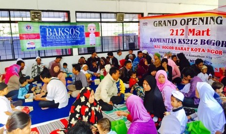 Suasana khitanan masal yang diadakan oleh Majelis Taklim Al-Ikhlas Bosowa Bina Insani Bogor dan 212 Mart Semplak Bogor, Ahad (27/8).